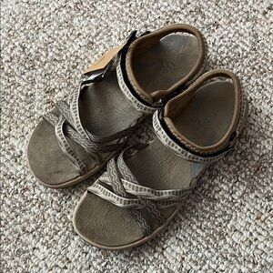 Women’s Hiking Sandals with Strappy Design